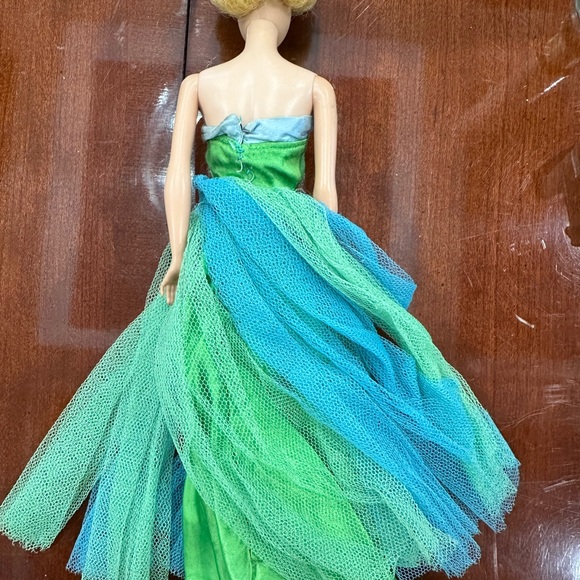 VINTAGE 1960S MATTEL BARBIE DOLL W/ SENIOR PROM DRESS GREEN/BLUE BUBBLE CUT HAIR - Picture 2 of 11